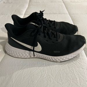 Nike women’s size 9.5 black and white shoes.